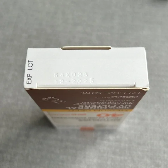 La Roche-Posay Anthelios Tinted Mineral Light Fluid Sunscreen Medium dee… - Picture 5 of 9